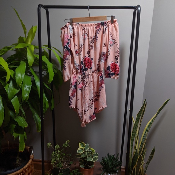 NWOT Off The Shoulder Romper - Picture 3 of 4